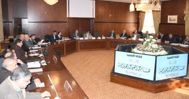 محافظ البحيرة: لجنة من الشئون المالية لحصر العمالة الزائدة لإعادة توزيعها