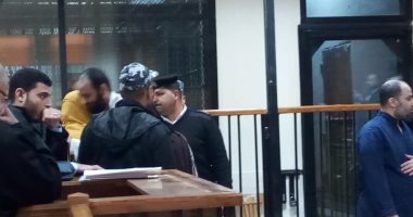 قاضى "داعش ليبيا" يسمح للمتهمين بمقابلة ذويهم فى حرم المنصة.. صور