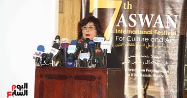 إيناس عبد الدايم تبحث مع محافظ البحيرة تدشين مشروعات ثقافية فى القرى والمراكز