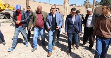 صور.. محافظ سوهاج يتفقد أعمال تجميع وترميم تمثال "رمسيس الثانى" 