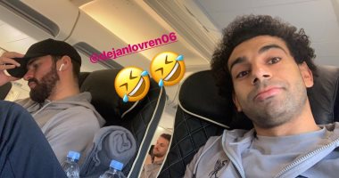 محمد صلاح يداعب "لوفرين" بصورة خاطفة قبل معسكر التدريب فى إسبانيا