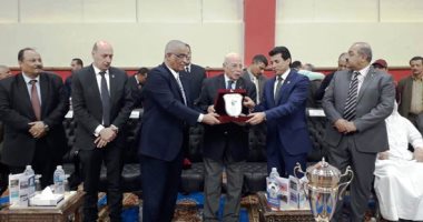 فيديو.. وزير الرياضة يفتتح البطولة العربية للملاكمة ويكرم أسر الشهداء