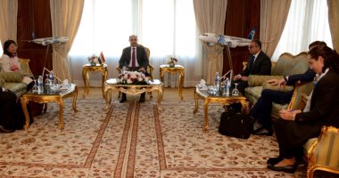 وزير الطيران يلتقى وفد البنك الدولي لبحث سبل التعاون المشترك