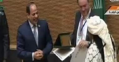 السيسي يمنح الأفارقة المتميزين جوائز فى الجلسة الختامية للقمة الأفريقية