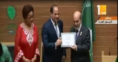 السيسي يمنح مدير "الفاو" شهادة تقدير خلال الجلسة الختامية للقمة الأفريقية
