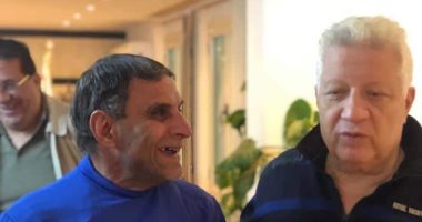 صور.. مرتضى منصور يمنح العضوية الشرفية لمشجع الزمالك الكفيف