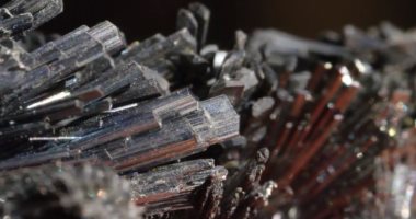 ضبط مصنع بدون ترخيص 1100 قطعة معدن مجهولة المصدر فى البساتين