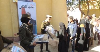 الشرطة ترفع شعار "معك فى كل مكان" وتوزع مواد غذائية على المواطنين