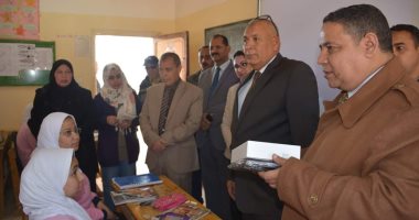 صور .. محافظ الوادى الجديد يشهد تسليم التابلت لطلاب المرحلة الثانوية بالخارجة 