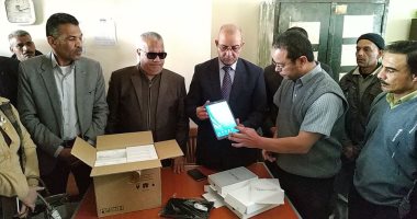 صور.. "تعليم بورسعيد": تسليم أجهزة التابلت لمندوبى الإدارات والمدارس