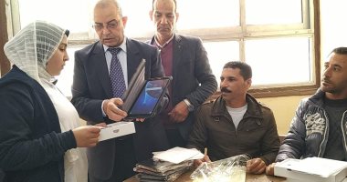 صور.. وكيل "تعليم بورسعيد" يتابع توزيع التابلت بمدرسة الغرفة التجارية للبنات