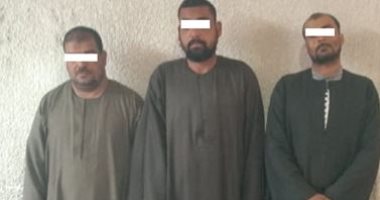 "الداخلية" تداهم نجع سبع بأسيوط وتضبط 3 أشخاص خارجين عن القانون