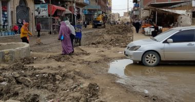 قارئ يشكو من برك طينية وأكوام قمامة أمام مستشفى كفر الدوار بالبحيرة