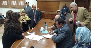 محافظ البحيرة يلتقى 30 مواطنًا للاستماع لمشاكلهم والعمل على حلها