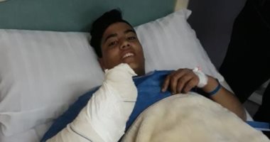 صور.. فنى يصيب طالب بعاهة مستديمة بسبب رفضه تنظيف "ماكينة تصنيع".. المتهم قذف الضحية بـ"مقص تصنيع" فأصابه بكسور وقطع فى أوردة اليد.. ووالد الطفل يصرخ: مستقبله فى خطر.. وابن خالته: "مش هنسيب حقه"