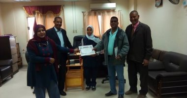صور.. رئيس مدينة الزينية يكرم الطالبة الحاصلة على المركز الأول بالشهادة الإعدادية