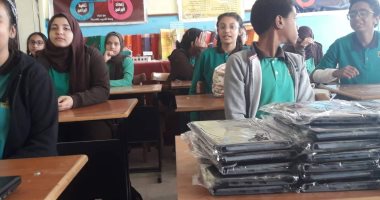 تسليم 7 آلاف جهاز تابلت لطلاب الصف الأول الثانوى بأسوان