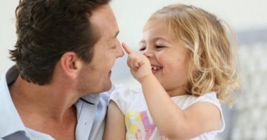 بمجرد حضن.. اعرف التغيرات الهرمونية والعصبية اللى هتحصلك لو لسة أب جديد