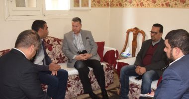 محافظ بنى سويف يزور أسرة لديها 3 أبناء مصابين بمرض نادر للإطمئنان عليهم