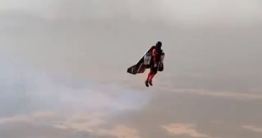 فيديو وصور.. حمدان بن راشد يحلق فى سماء دبى 