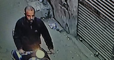 شاهد لحظة سرقة موتوسيكل فى وضح النهار بالموسكى
