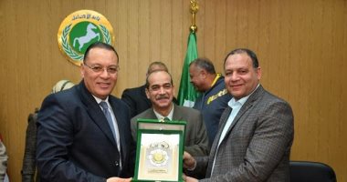 صور.. محافظ الشرقية يكرم فريق الهوكى لحصوله على البطولة الإفريقية الـ24