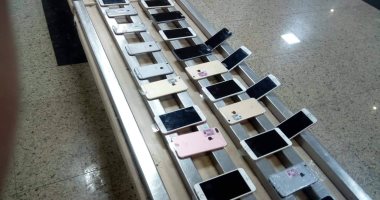 جمارك مطار القاهرة تضبط راكبا حاول تهريب هواتف "أى فون" حول جسده