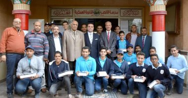 فيديو.. محافظة الأقصر تعلن توزيع نائب المحافظة لأجهزة التابلت على طلاب المدارس
