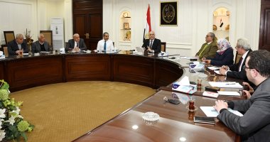 صور.. وزير الاسكان الجديد يعقد أول اجتماع له مع مسئولى الوزارة لمتابعة تنفيذ المشروعات