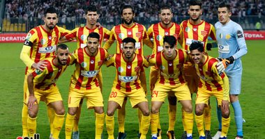 صور.. جهاز نصر حسين داى يعترض على التحكيم فى الشوط الأول أمام الزمالك