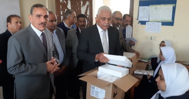 محافظ أسيوط يوزع "التابلت" على طلاب المدارس.. نشهد ثورة فى منظومة التعليم 
