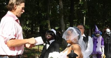 "صور" فى عيد الحب.. فتاة تتزوج دمية زومبى وتقيم حفل زفاف