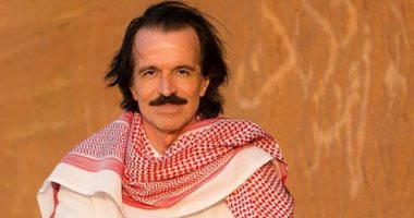 شاهد الموسيقار العالمى يانى يزور متحف اللوفر بأبو ظبى.. فيديو