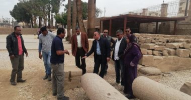 صور.. أمين الأعلى للآثار يتفقد أعمال تجميع تمثال الملك رمسيس الثانى بالأقصر 