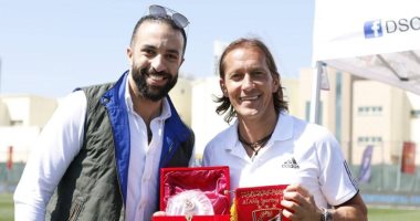 محمد سراج الدين يهدى "درع وعلم" الأهلي لـ«سلجادو» و«المهرى»