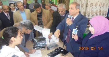 توزيع أجهزة التابلت على طلاب الصف الأول الثانوى بمدرسة الشهيد وحيد حبشى