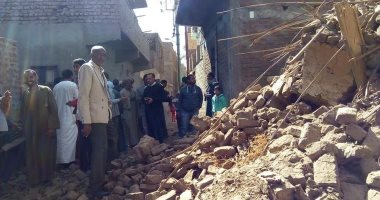صور.. إنهيار منزل من طابقين دون خسائر بشرية بمدينة الزينية شمال الأقصر