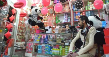 الأقصر مدينة الفراعنة تحتفل بـ"الفلانتاين".. صاحب محل: الإقبال على "الدباديب" والورود وبوكس الهدايا.. وباحثة: قصة حب الملك رمسيس ونفرتارى من أشهر القصص.. وعاشق فرعونى لزوجته: إنها الفريدة المحبوبة