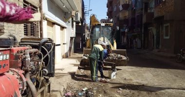 مجلس مدينة إسنا يزيل 30 طن مخلفات وأتربة بالشوارع فى حملات نظافة