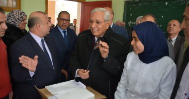 صور.. محافظ الدقهلية يسلم التابلت للطلاب.. ويؤكد: تطوير التعليم مشروع قومى