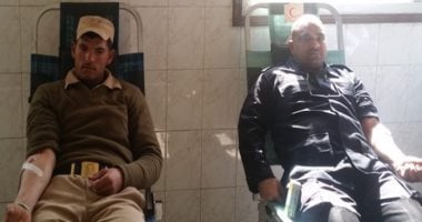 صور.. رجال الشرطة يتبرعون بدمائهم لعلاج المرضى بالجيزة