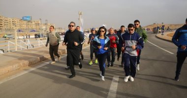 وزراء الرياضة والسياحة والآثار يشاركون فى مارثون الأهرام الدولى.. صور
