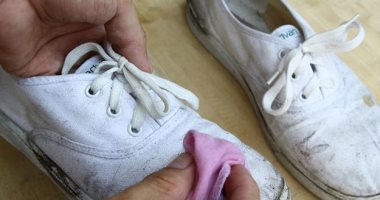 وداعاً للون الأصفر.. اعرفى طرق بسيطة لتنظيف الكوتشى الأبيض