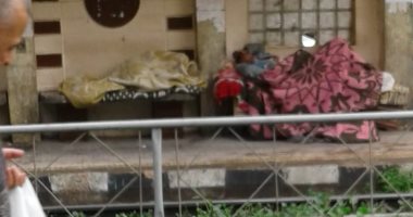 "إحنا معاك".. قارئ يشارك بصورة لمشردين بالإسكندرية