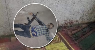 أمن أسيوط يسدل الستار على واقعة ثأر المسجد.. بحث 10 أيام وحصار 4 ساعات ينهى حياة قاتل شخصين أثناء صلاة الجمعة.. 12 سيارة شرطة تطوق منزل سيدة مسنة اختبأ عندها الهارب مدعيا أنه عامل بفرن بلدى وليس لديه مسكن