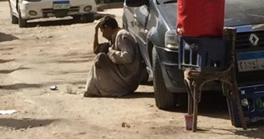 "إحنا معاك".. قارئ يشارك بصورة لمشرد معاق ذهنيا بشارع خليل إبراهيم بالجيزة