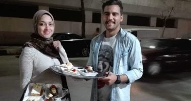"أحمد ومنة" جمعهم الحب والبيزنس.. الصبح محاسبين وبالليل بيبيعوا حلويات