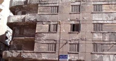 قارئة تشكو تساقط أجزاء من عمارة متهالكة على المارة بالإسكندرية