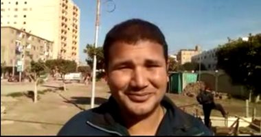 "نور" عامل يطوف شوارع كفر الشيخ ويغنى لتامر حسنى: لعل حد يكتشفنى