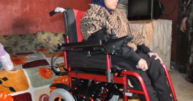 التعليم تستجيب لطالبة من ذوى الاحتياجات وتوفر لها كرسى للذهاب للمدرسة..صور